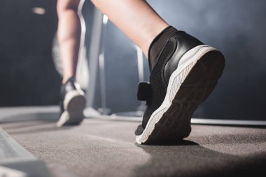 Spor ayakkabılı kadın seçici odak noktası spor salonunda koşu bandı eğitimi 