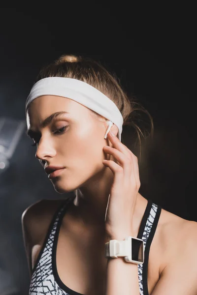 Portrait Sportswoman Smartwatch Touching Wireless Earphone Gym — Stok Foto