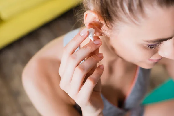 Pemandangan Indah Dari Wanita Muda Dengan Earphone Nirkabel — Stok Foto