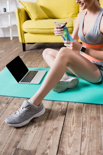 Cropped View Smiling Sportswoman Holding Sports Bottle Laptop Home — Stock Photo, Image