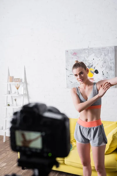 Foco Seletivo Treinamento Esportistas Perto Câmera Digital Casa — Fotografia de Stock