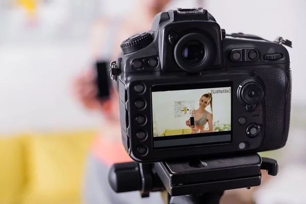 Selektivt Fokus Leende Idrottskvinna Håller Smartphone Med Tom Skärm Nära — Stockfoto