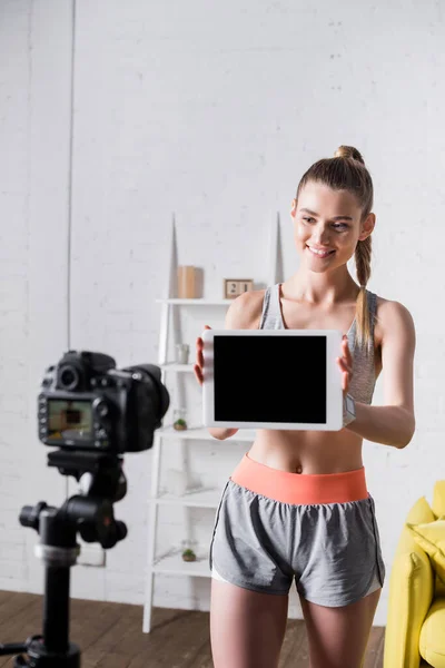 Foco Seletivo Mulher Sorridente Sportswear Mostrando Tablet Digital Com Tela — Fotografia de Stock