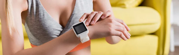 Cultura Panorâmica Esportista Tocando Smartwatch Casa — Fotografia de Stock