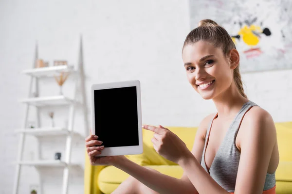 Positieve Sportvrouw Met Vinger Naar Digitale Tablet Met Blanco Scherm — Stockfoto