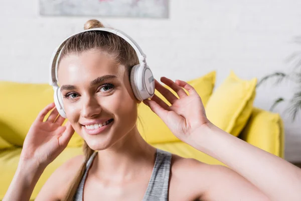 Jonge Vrouw Hoofdtelefoon Glimlachen Camera Thuis — Stockfoto