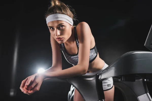 Perempuan Olahragawan Muda Ikat Kepala Melihat Kamera Treadmill Pusat Olahraga — Stok Foto