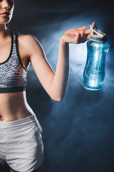 Vista Recortada Deportista Sosteniendo Botella Deporte Gimnasio Con Humo — Foto de Stock