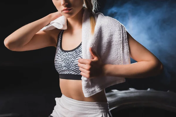 Gewassen Uitzicht Jonge Sportvrouw Met Handdoek Sportcentrum Met Rook — Stockfoto