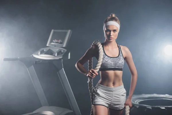 Deportiva Sosteniendo Cuerda Batalla Cerca Cinta Correr Neumático Gimnasio Con —  Fotos de Stock