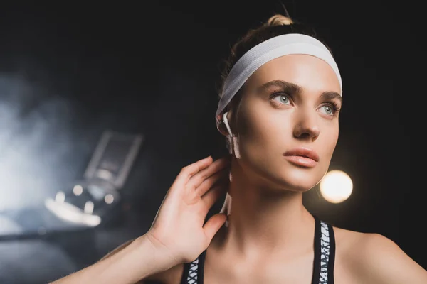 Young Sportswoman Wireless Earphones Looking Away Gym — Stock Photo, Image