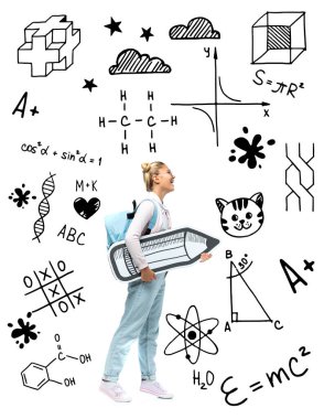 Sırt çantalı çocuk beyaz üzerine matematik illüstrasyonunun yanında kağıt kalem tutuyor 