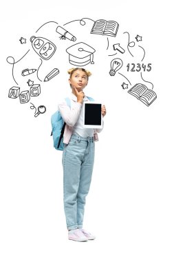 Düşünceli okul çocuğu beyaz arkaplanda resimlerin yanında dijital tablet tutuyor.