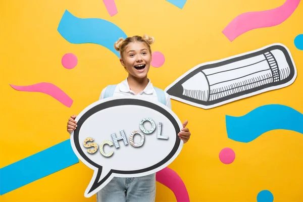 Estudante Animado Segurando Bolha Fala Com Letras Escola Perto Elementos — Fotografia de Stock