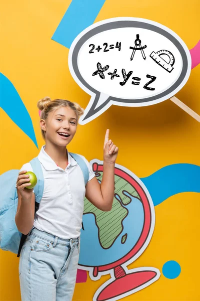 Schulkind Mit Rucksack Und Apfel Zeigt Auf Papier Sprechblase Mit — Stockfoto