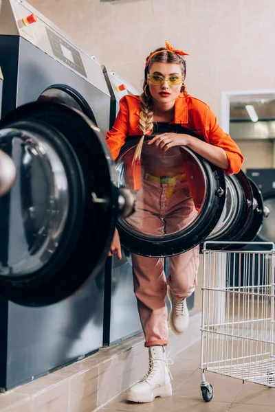 Selective Focus Stylish Woman Sunglasses Looking Camera Washing Machines Laundromat — Stock Photo, Image