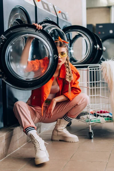 Stylish Woman Sunglasses Looking Camera Door Washing Machine — Stock Photo, Image