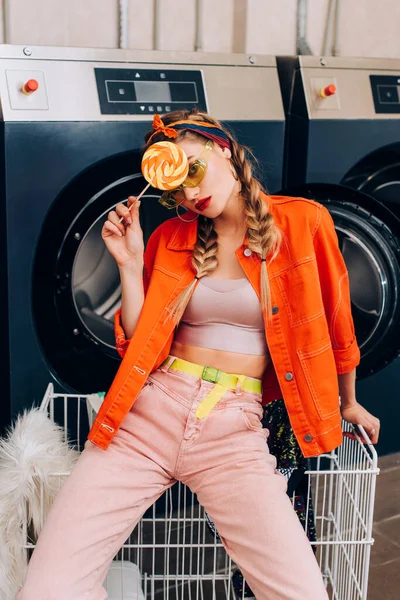 Trendy Woman Sunglasses Holding Lollipop Cart Washing Machines Laundromat — Stock Photo, Image