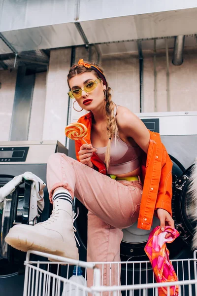 Fashionable Woman Sunglasses Holding Sweet Lollipop Laundromat — Stock Photo, Image