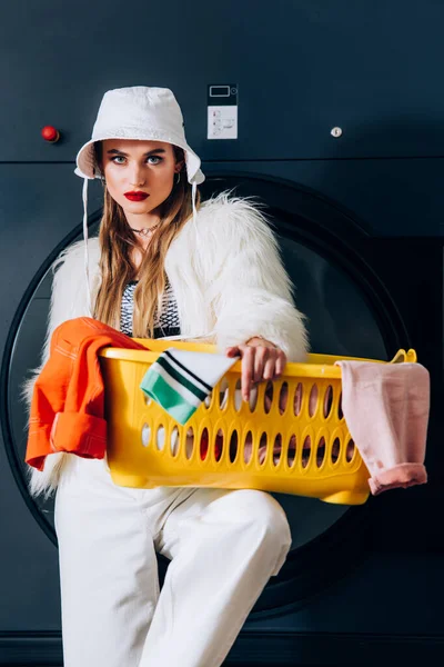 Mujer Joven Con Estilo Chaqueta Piel Sintética Cesta Sujeción Sombrero —  Fotos de Stock