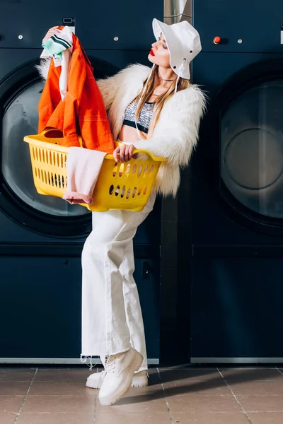 Élégante Jeune Femme Fausse Veste Fourrure Chapeau Tenant Panier Regardant — Photo