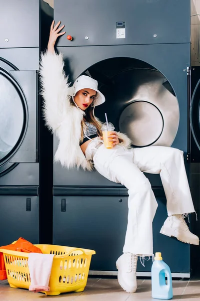 Модная Женщина Искусственной Меховой Куртке Шляпе Пластиковой Чашкой Апельсиновым Соком — стоковое фото