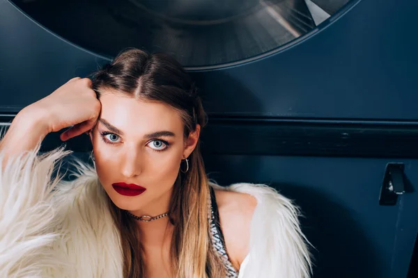 Young Stylish Woman Faux Fur Jacket Looking Camera Laundromat — Stock Photo, Image