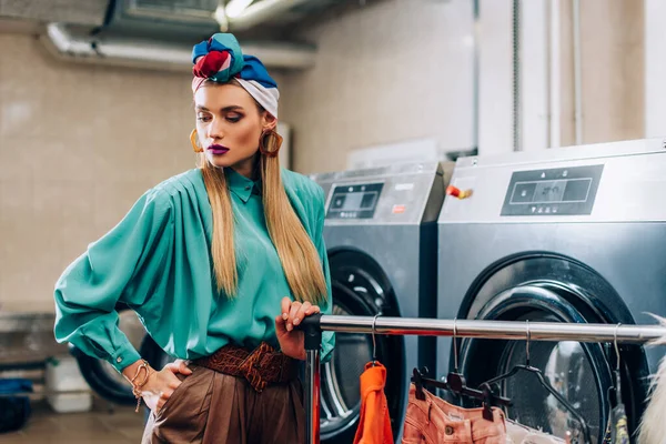 Stylish Woman Turban Standing Hand Pocket Washing Machines Laundromat — Stock Photo, Image