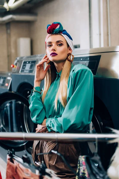 Stylish Woman Turban Standing Washing Machines Public Laundromat — Stock Photo, Image