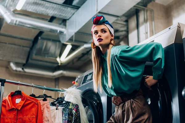 Mulher Elegante Turbante Perto Máquinas Lavar Roupa Olhando Para Longe — Fotografia de Stock