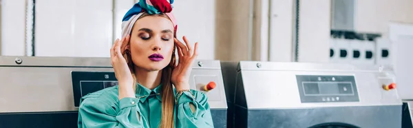 Mujer Moda Con Los Ojos Cerrados Tocando Turbante Lavandería Moderna — Foto de Stock