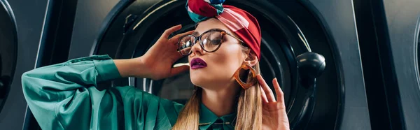 Mujer Joven Con Estilo Gafas Turbante Mirando Hacia Otro Lado — Foto de Stock