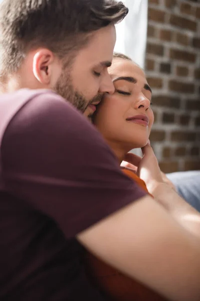 Happy Woman Closed Eyes Man Touching Her Face Blurred Foreground — Stock Photo, Image