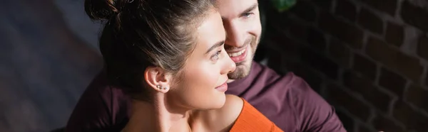 Sorrindo Jovem Casal Olhando Para Longe Enquanto Perto Uns Dos — Fotografia de Stock