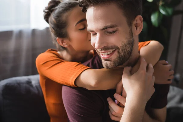 Jovem Mulher Abraçando Homem Feliz Sussurrando Seu Ouvido — Fotografia de Stock