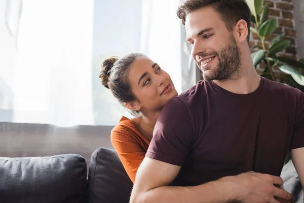 Glückliche Frau Umarmt Glücklichen Freund Und Schaut Ihn Während Hause — Stockfoto