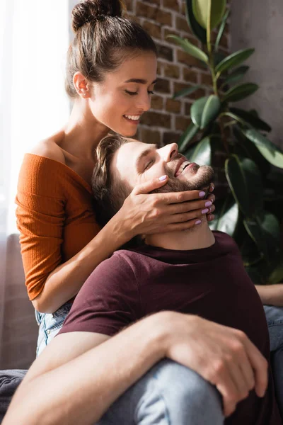 Mujer Feliz Tocando Cara Del Hombre Sonriente Con Los Ojos — Foto de Stock