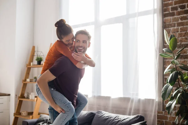 Feliz Mujer Piggybacking Alegre Novio Casa — Foto de Stock