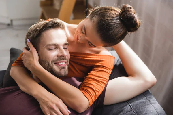 Gelukkig Man Met Gesloten Ogen Omarmd Door Tedere Geliefde Vrouw — Stockfoto