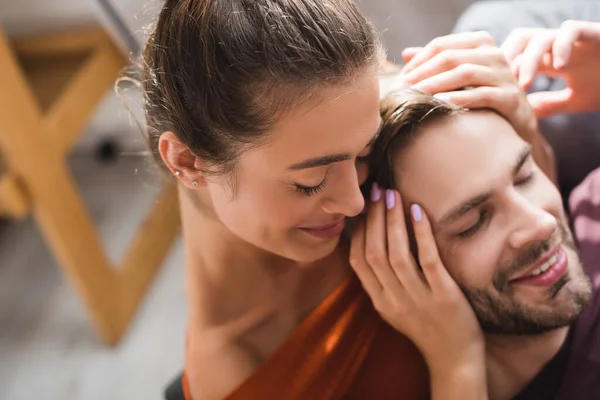 Overhead Syn Lycklig Kvinna Vidröra Huvudet Älskad Man Med Slutna — Stockfoto