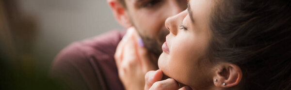 мужчина на размытом фоне трогательное лицо любимой женщины с закрытыми глазами, баннер