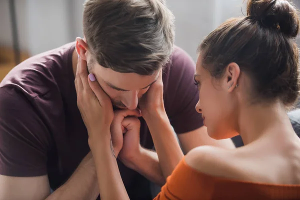 Zarte Frau Beruhigt Traurigen Mann Indem Sie Sein Gesicht Berührt — Stockfoto