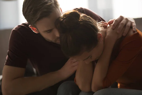 Homem Terno Abraçando Mulher Deprimida Chorando Com Cabeça Curvada — Fotografia de Stock