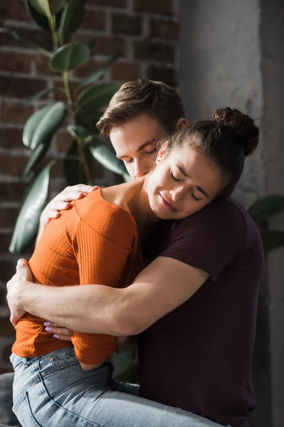 Joven Abrazando Calmando Novia Llorando Casa — Foto de Stock