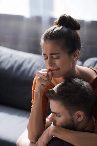 Llorando Mujer Sosteniendo Puño Cerca Boca Mientras Abrazando Amado Hombre — Foto de Stock