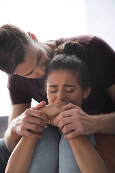 Homem Macio Tocando Mãos Namorada Deprimida Chorando Com Olhos Fechados — Fotografia de Stock