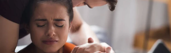 Mann Beruhigt Weinende Freundin Und Umarmt Sie — Stockfoto
