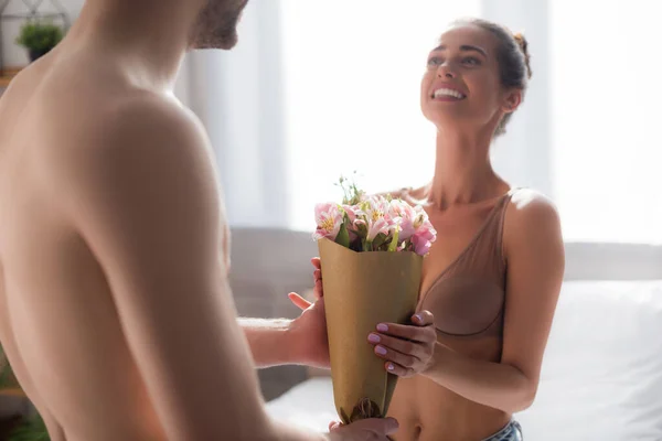 Mujer Feliz Tomando Flores Hombre Sin Camisa Primer Plano Borrosa — Foto de Stock