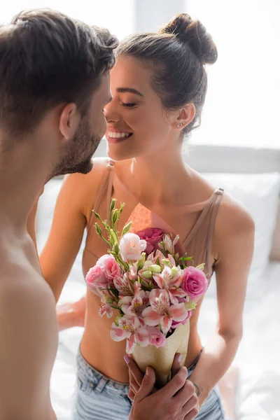 Sexy Happy Woman Standing Face Face Man Holding Flowers Bedroom — Stock Photo, Image