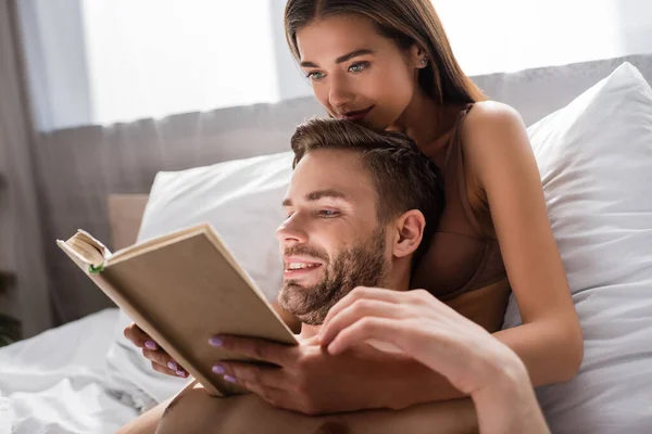 Sexy Jovem Casal Leitura Livro Quarto Juntos — Fotografia de Stock